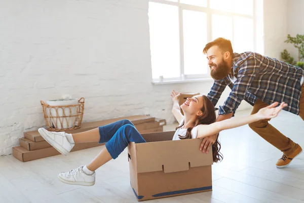 Jovem Casal Feliz Move Para Novos Apartmen — Fotografia de Stock