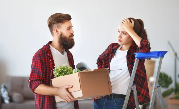 Una Feliz Pareja Jóvenes Casados Muda Nuevos Apartmen — Foto de Stock