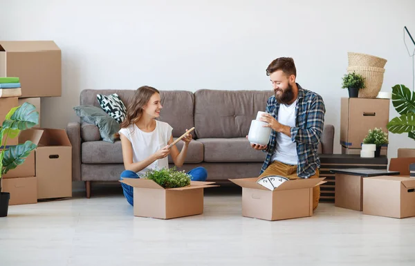 Jovem Casal Feliz Move Para Novos Apartmen — Fotografia de Stock