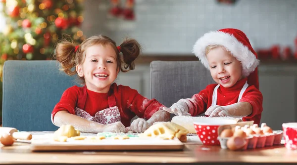 Gelukkige Grappige Kinderen Bakken Kerst Cookie — Stockfoto