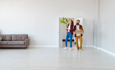 mutlu genç bir çift yeni apartmen gider evli