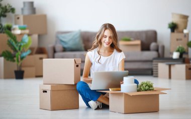 kutuları ile mutlu genç kız için yeni apartmen taşır