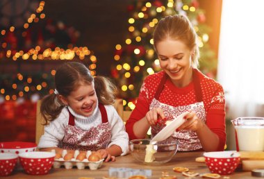 mutlu komik anne ve çocuk Noel kurabiye pişirin
