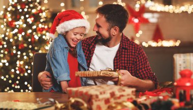 bir mutlu aile baba ve çocuk Noel hediye paketi