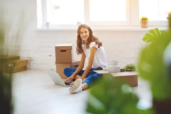 Happy Young Girl Boxes Moves New Apartmen — Stock Photo, Image