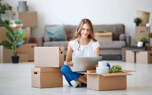 Feliz Joven Con Cajas Mueve Nuevos Apartmen — Foto de Stock