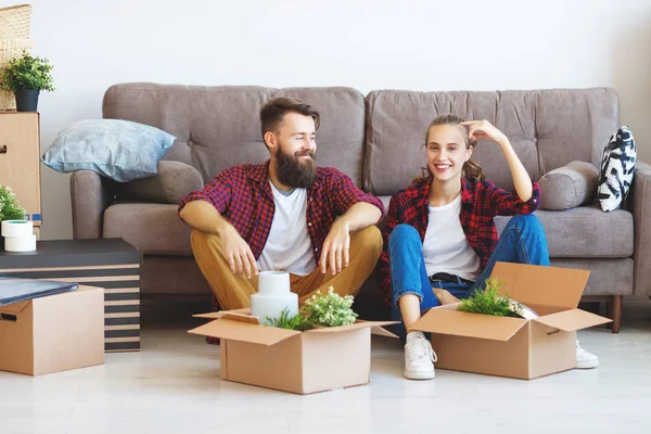 Una Feliz Pareja Jóvenes Casados Muda Nuevos Apartmen — Foto de Stock