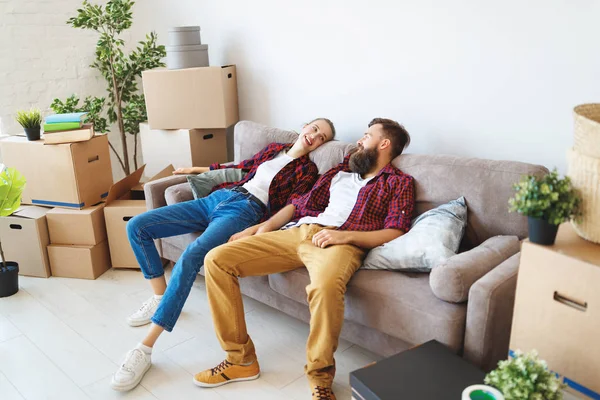 Una Feliz Pareja Jóvenes Casados Muda Nuevos Apartmen — Foto de Stock