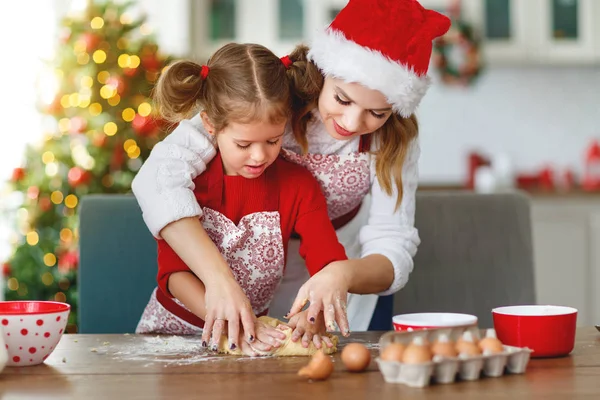 Щаслива Смішна Мати Дитина Печуть Різдвяне Печиво — стокове фото