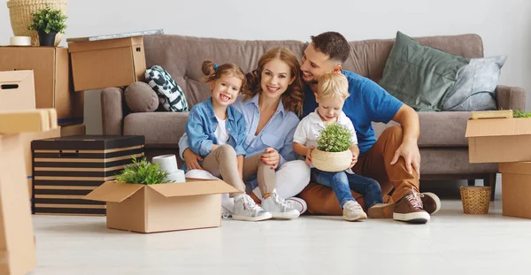 Happy Family Mother Father Children Move New Apartment Unpack Boxe — Stock Photo, Image
