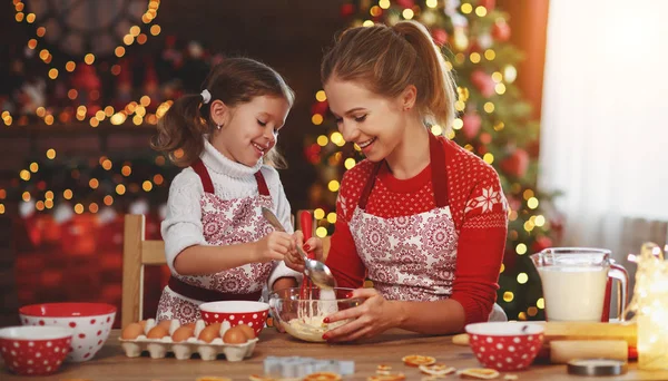 Счастливая Веселая Мать Ребенок Пекут Рождественское Печенье — стоковое фото