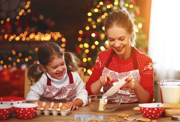 Ευτυχισμένη Αστεία Μητέρα Και Παιδί Ψήνουμε Μπισκότο Χριστουγέννων — Φωτογραφία Αρχείου