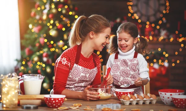 Feliz Engraçado Mãe Criança Assar Biscoito Natal — Fotografia de Stock