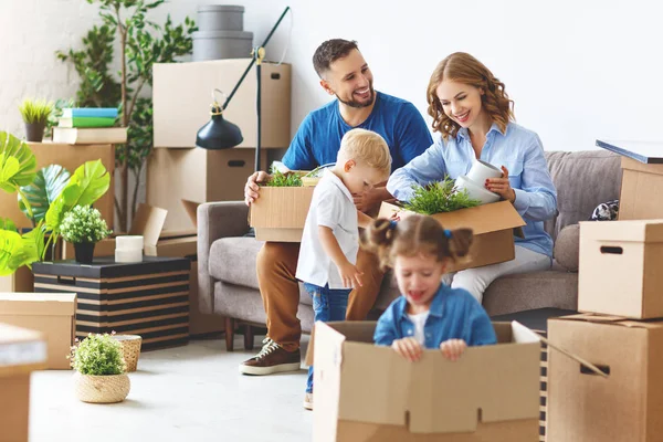 Lyckliga Familjen Mamma Pappa Och Barn Flytta Till Lägenhet Och — Stockfoto
