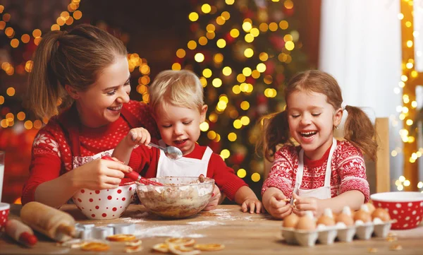 Gelukkig Grappig Moeder Kinderen Bakken Kerstkoekjes — Stockfoto