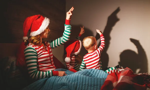 Счастливого Рождества Семья Мать Дети Играют Теневой Театр — стоковое фото
