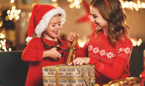 Een Gelukkige Familie Moeder Kind Pack Kerstcadeau — Stockfoto