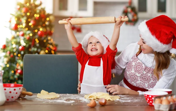 Feliz Engraçado Mãe Criança Assar Biscoito Natal — Fotografia de Stock