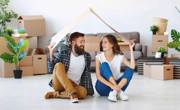 A happy young married couple moves to new apartment — Stock Image Happy Young Married Couple Moves New Apartment Royalty Free Stock Images