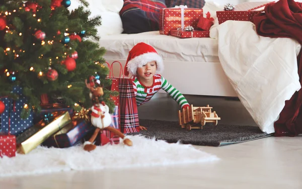 Happy Babyjongen Pyjama Met Geschenken Kerstochtend Buurt Van Kerstmis Tre — Stockfoto