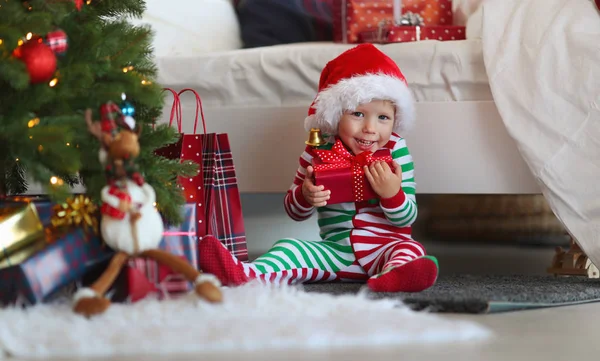 Happy Babyjongen Pyjama Met Geschenken Kerstochtend Buurt Van Kerstmis Tre — Stockfoto