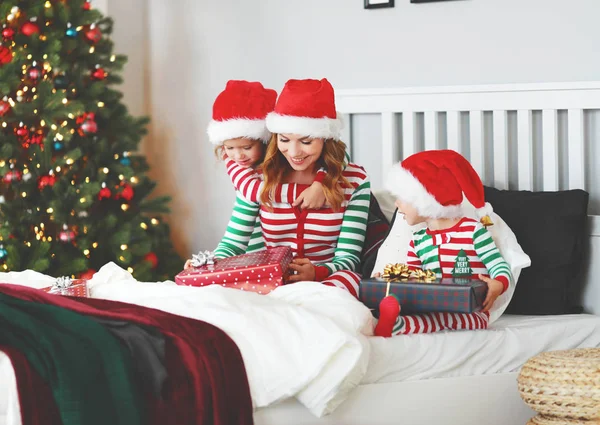 Mutlu Aile Anne Çocuk Pijama Hediyeler Noel Tre Yakınındaki Noel — Stok fotoğraf