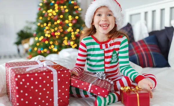 Heureuse Enfant Fille Pyjama Avec Des Cadeaux Matin Noël Près — Photo