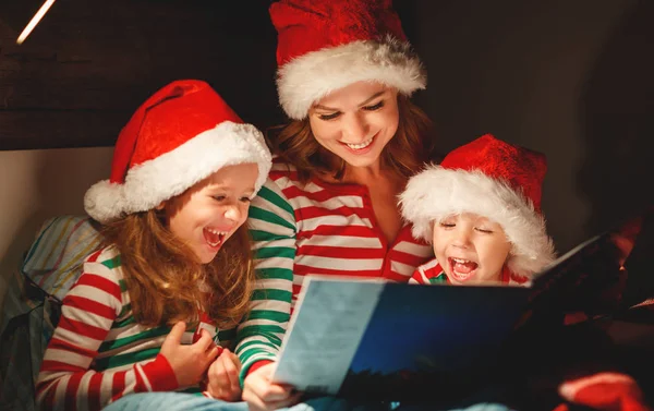 Счастливого Рождества Семья Мать Читает Детям Книгу Перед Сном Постели — стоковое фото