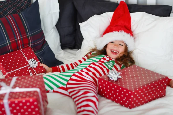 Niña Feliz Pijama Con Regalos Mañana Navidad Cerca Navidad Tre — Foto de Stock