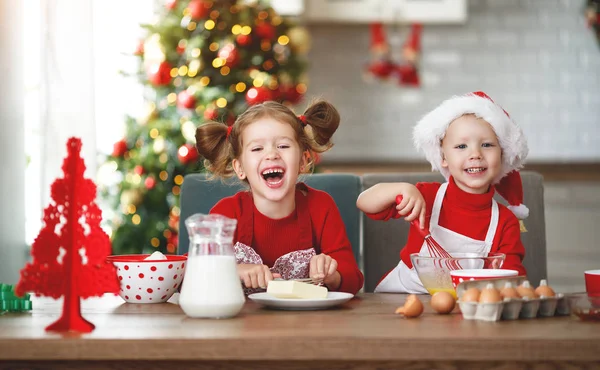 Ευτυχισμένα Και Αστεία Παιδιά Ψήνουν Μπισκότο Χριστουγέννων — Φωτογραφία Αρχείου