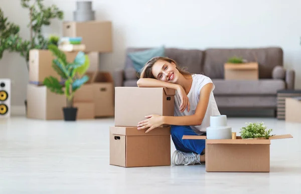 Feliz Joven Con Cajas Mueve Nuevos Apartmen — Foto de Stock