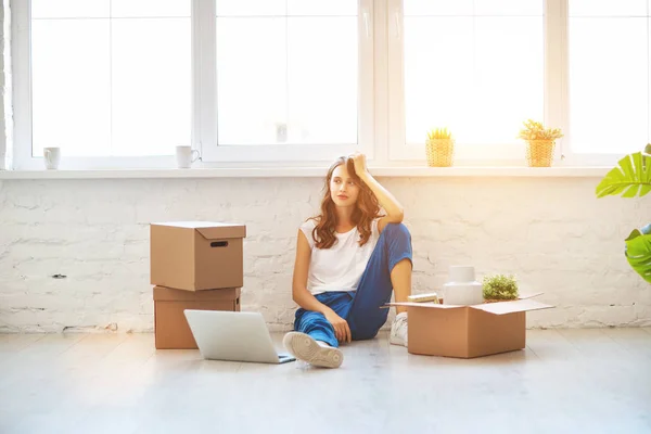 Happy Young Girl Boxes Moves New Apartmen — Stock Photo, Image