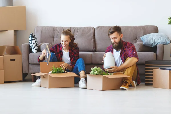 Una Feliz Pareja Jóvenes Casados Muda Nuevos Apartmen — Foto de Stock