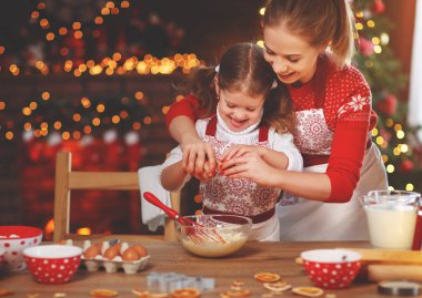 mutlu komik anne ve çocuk Noel kurabiye pişirin