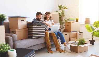 mutlu genç bir çift yeni apartmen gider evli