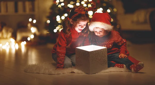 Vrolijk Kerstfeest Gelukkige Kinderen Met Magie Cadeau Thuis Buurt Van — Stockfoto