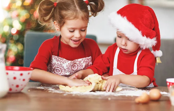 Счастливые Смешные Дети Пекут Рождественское Печенье — стоковое фото