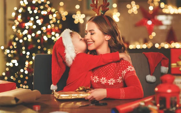 Een Gelukkige Familie Moeder Kind Pack Kerstcadeau — Stockfoto