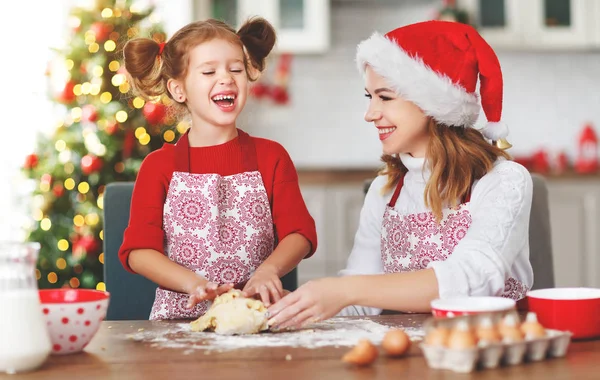 Gelukkig Grappige Moeder Kind Bakken Kerst Cookie — Stockfoto