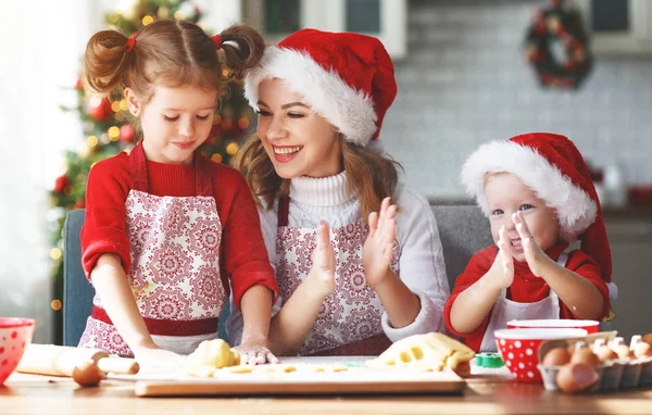 Fröhliche Lustige Mutter Und Kinder Backen Weihnachtsplätzchen — Stockfoto