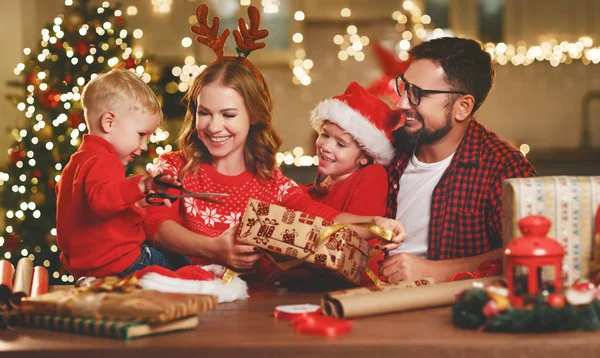 Une Famille Heureuse Mère Père Enfants Emballer Cadeau Noël — Photo