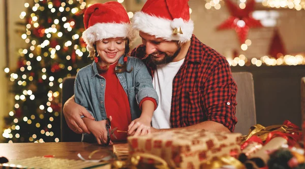 Pai Família Feliz Criança Embalar Presente Natal — Fotografia de Stock