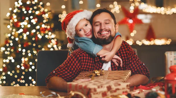 Ein Glücklicher Familienvater Und Kind Verpacken Weihnachtsgeschenk — Stockfoto