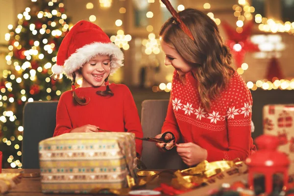 Een Gelukkige Familie Moeder Kind Pack Kerstcadeau — Stockfoto