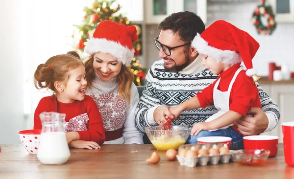 Feliz Divertida Madre Los Niños Hornear Galletas Navidad — Foto de Stock