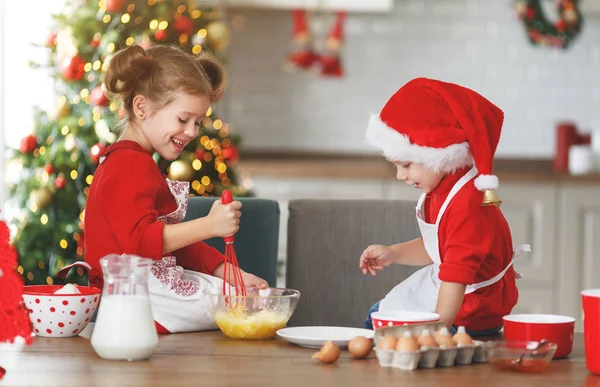 Gelukkige Grappige Kinderen Bakken Kerst Cookie — Stockfoto