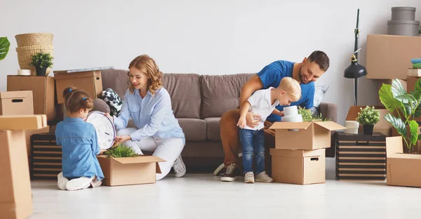 Gelukkig Gezin Vader Moeder Kinderen Verhuizen Naar Een Nieuw Appartement — Stockfoto