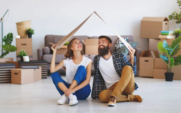 Happy Young Married Couple Moves New Apartmen — Stock Photo, Image