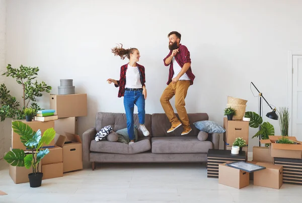 Jovem Casal Feliz Move Para Novo Apartamento Rindo Salto Travesseiro — Fotografia de Stock