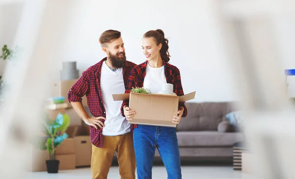 Una Feliz Pareja Jóvenes Casados Muda Nuevos Apartmen — Foto de Stock